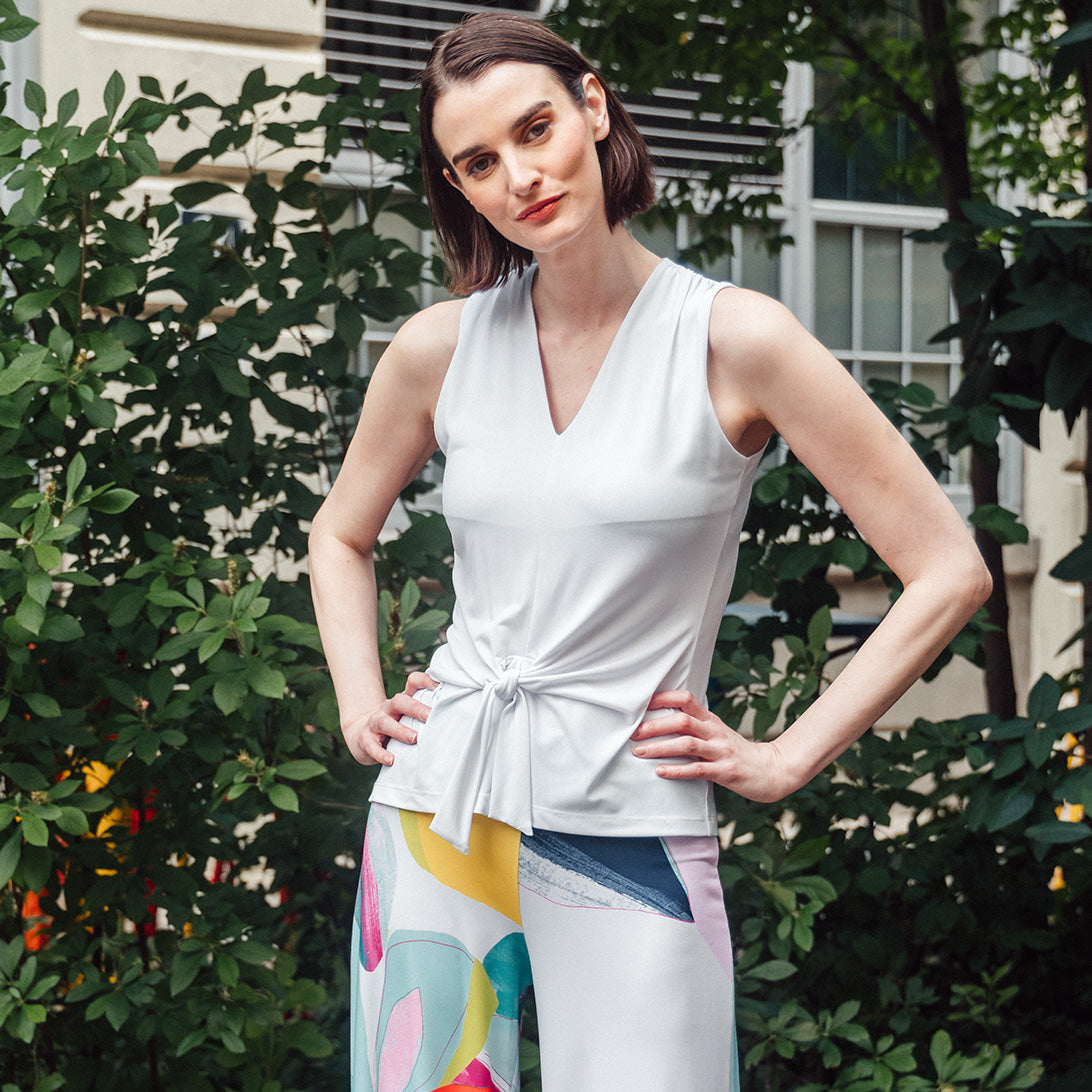 トップス 24karats SUPPORT WEAR COLLECTION Sleeveless V-Neck Center Front Tie Top - White – Clara Sunwoo